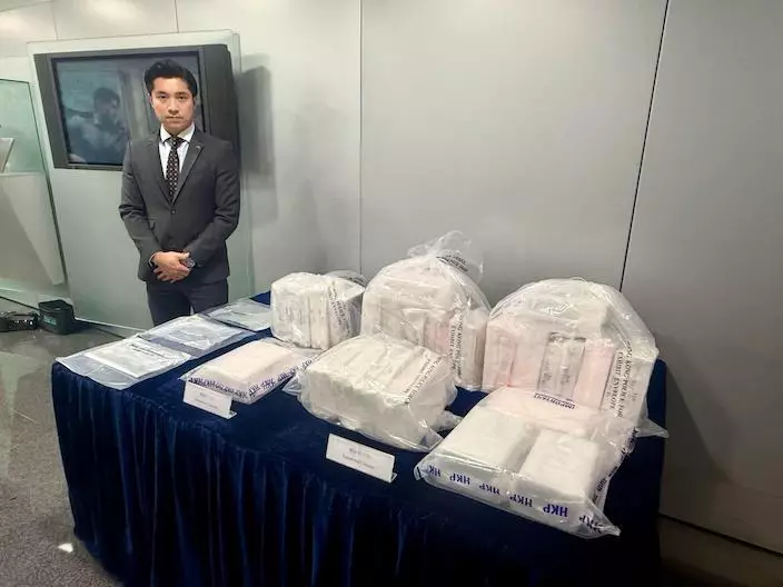 何灝庭展示檢獲的懷疑毒品。