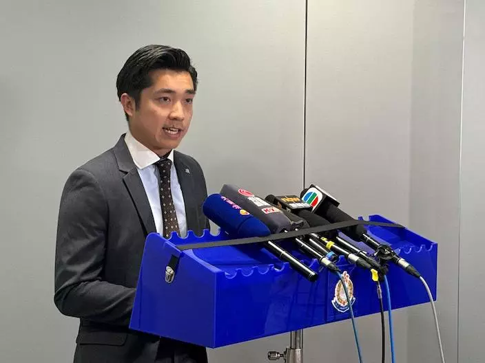 警方毒品調查科行動組高級督察何灝庭簡報案情。