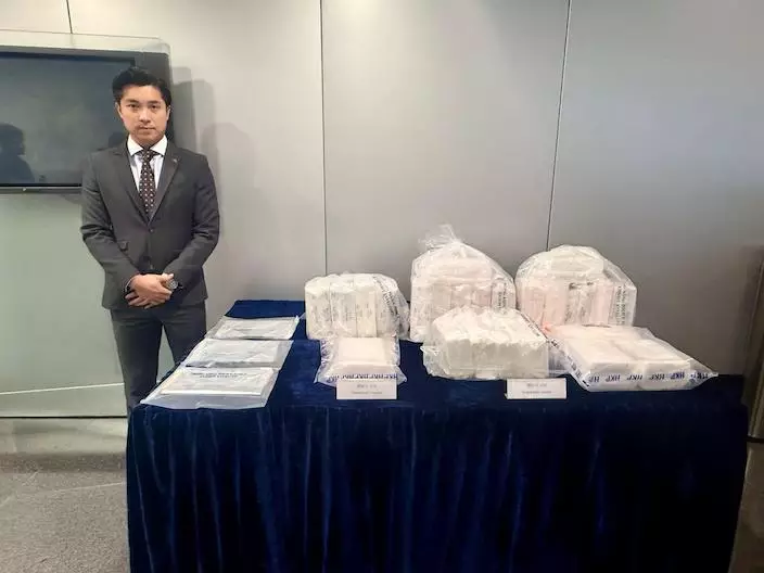 何灝庭展示檢獲的懷疑毒品。