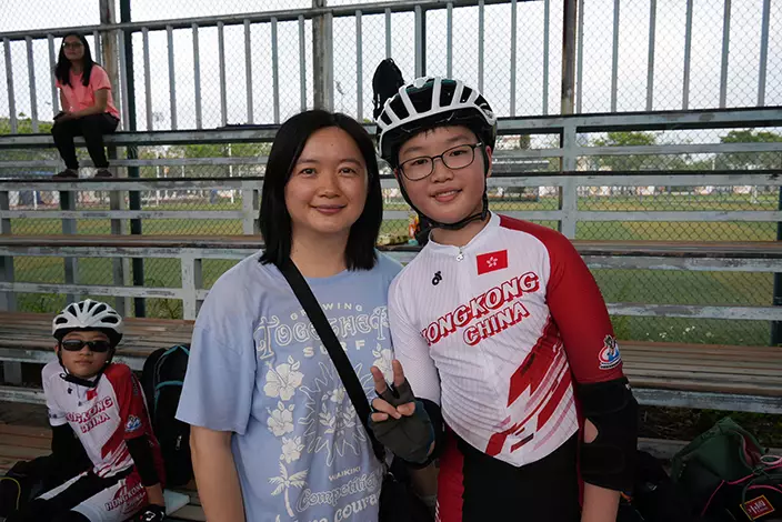 香港輪滑競速隊隊員Jasper與媽媽讚惠州鑊形場地。巴士的報記者攝