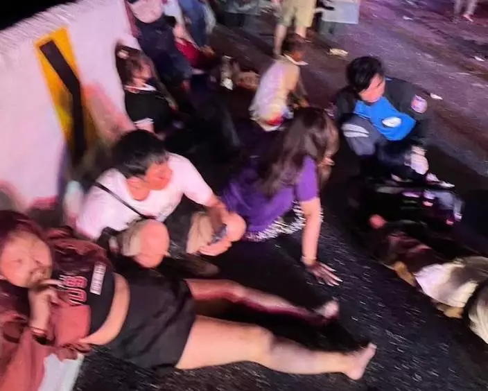傷者等待救援。泰國政府圖片