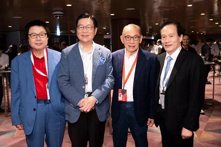 蔡志明,馬時亨,李子良—旭日國際主席蔡志明(左一)、富衛集團主席馬時亨與百老匯董事長李子良(右四),一同支持霆鋒演唱會。