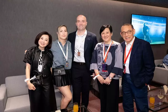 勞力士(ROLEX)大中華區行政總裁 Mr. Maxim Lamarre 及夫人(左三及左二),與楊受成伉儷(右一及右二)及英皇鐘錶珠寶主席楊諾思(左一)一同合影。