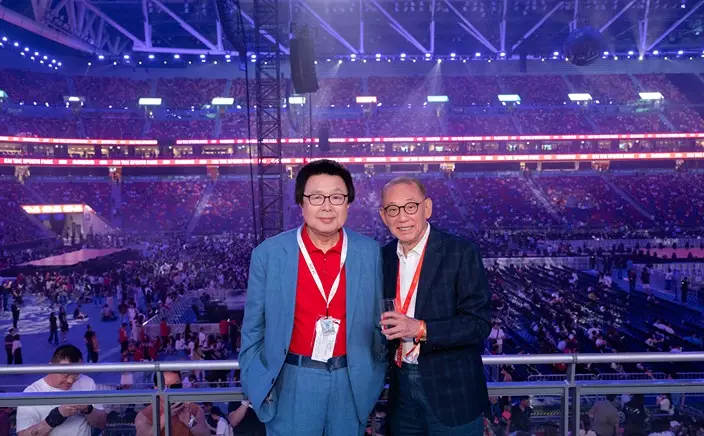 英皇集團老闆與旭日國際主席蔡志明(左一)在啟體主場館舞台前合照。