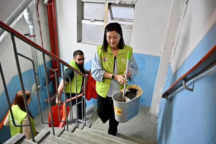 濟困扶危: 火警結束後,李嘉琪隨即與關愛隊成員展開家訪,了解居民需要。政府新聞網圖片