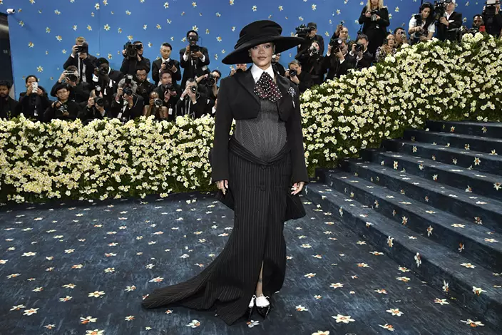 Rihanna胸前以灰色束腰馬甲勾勒孕肚曲線，下身長裙以西裝袖口綁結於腰間，充滿解構設計感。AP圖片