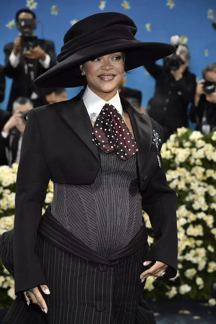 Rihanna挺孕肚壓軸亮相Met Gala紅毯。AP圖片