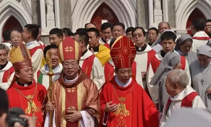 中國天主教愛國會主席李山(左二)。網上圖片