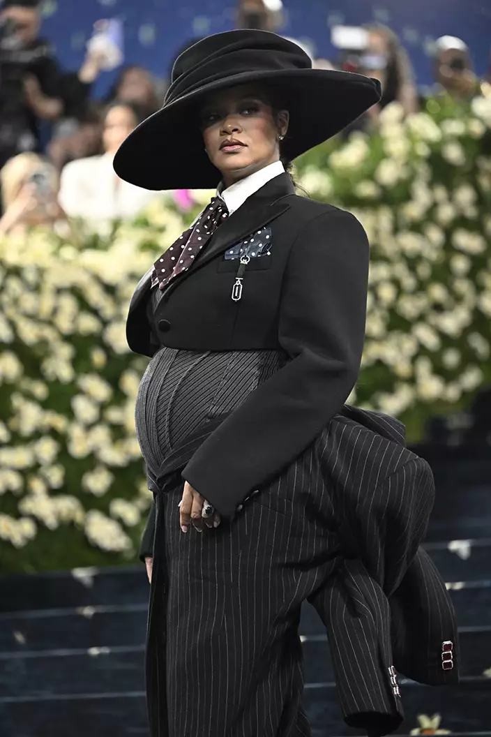 Rihanna挺孕肚壓軸亮相Met Gala紅毯。AP圖片