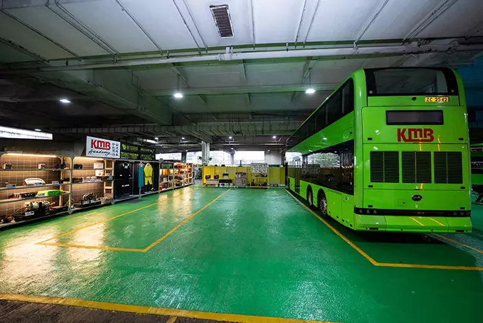 九巴學院設立的全新電動車輛維修訓練工場,提供零部件模型供學員認識車輛結構,並籌備開辦「電動汽車高電壓維修課程」,配合現有兩項課程形成三級培訓體系。