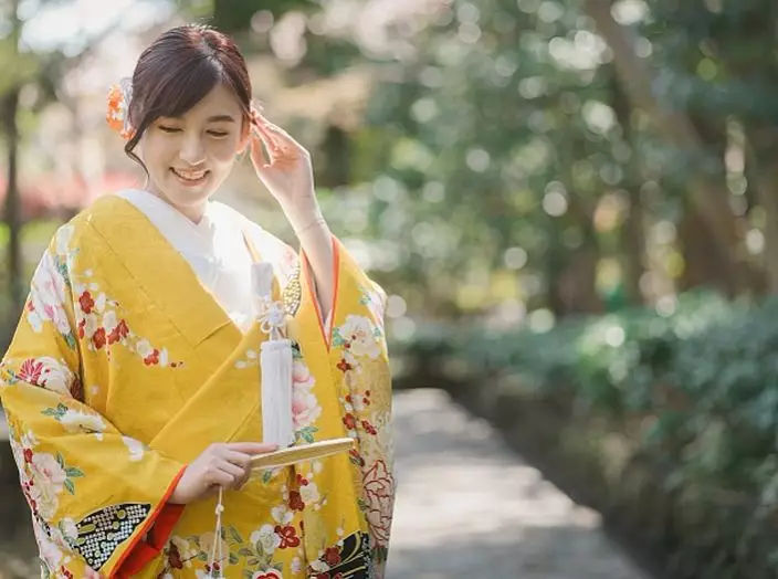 陳嘉倩身穿傳統亮黃色和服,典雅高貴。