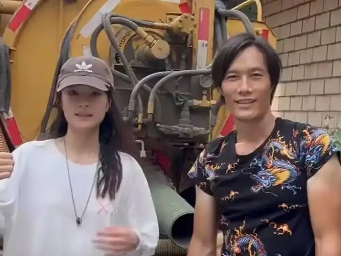 廣東女隨父清化糞池感自豪。影片截圖