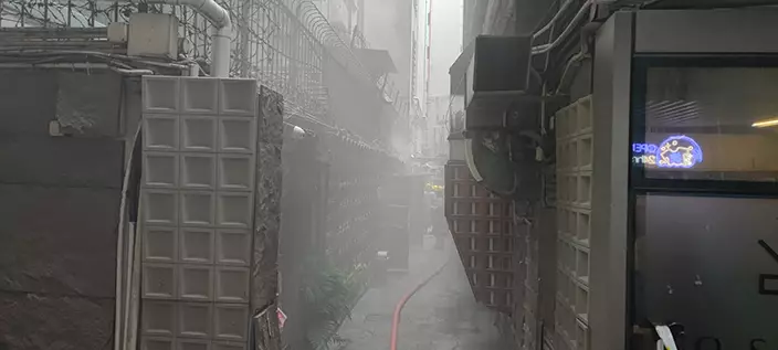 現場濃煙籠罩,途人爭相走避