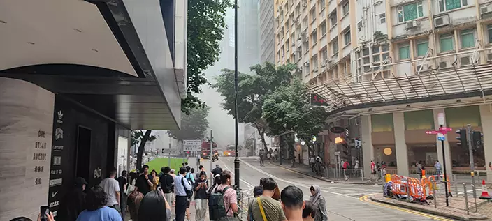 現場濃煙籠罩,途人爭相走避