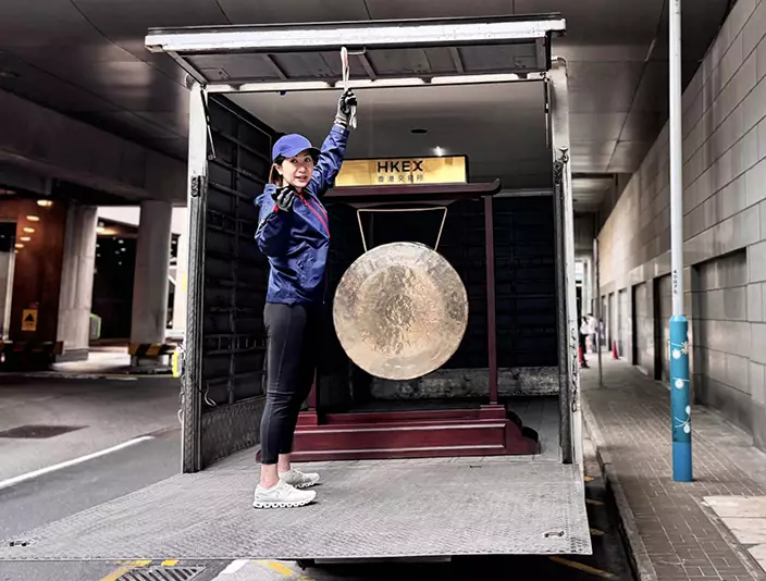 港交所表示:「金鑼見證香港市場重要里程碑,每次敲鑼都象徵企業新篇章。」