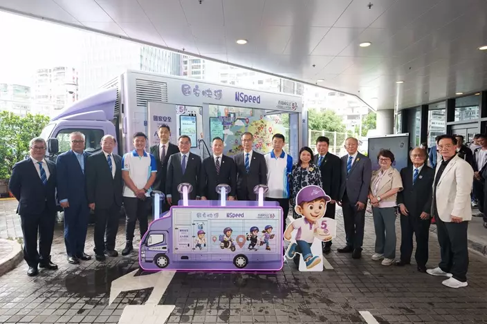 警務處長周一鳴(左七)、副處長(國家安全)簡啟恩(左六)、副處長(行動)葉雲龍(左八)和助理處長(國家安全)(二)郭嘉銓(左五)與出席啟動禮的國安地區導師合照。