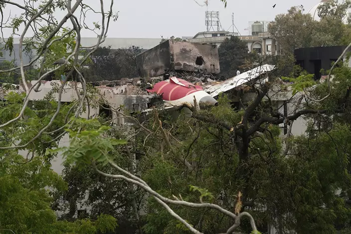 肇事客機機頭仍在住宅中。AP圖片