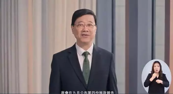 李家超與各司局長會(huì)走進(jìn)社區(qū)探訪，聽取意見。政府新聞網(wǎng)影片截圖