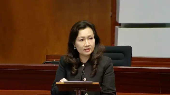 簡慧敏星期三(6月18日)在會上提出口頭質詢,關注康樂及文化事務署下的康體通預訂資訊系統(SmartPLAY)導致的「炒場」問題。