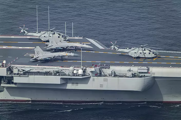 山東艦上搭載直-18直升機及殲-15戰鬥機。AP圖片
