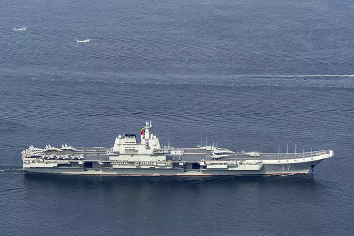 海軍山東艦航空母艦編隊早上抵達香港海域。AP圖片