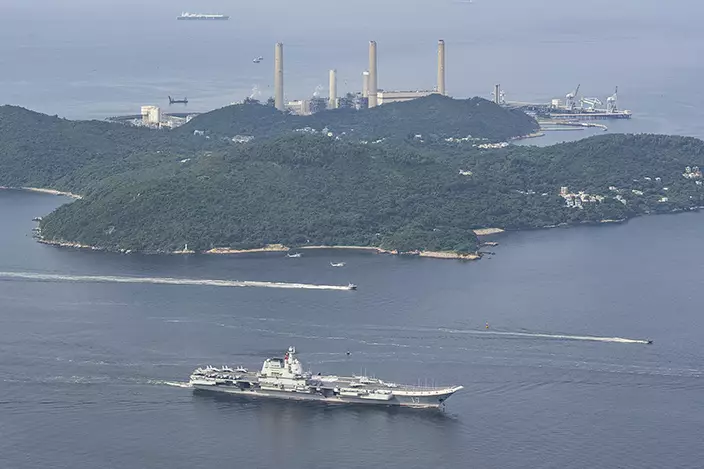 海軍山東艦航空母艦編隊早上抵達香港海域。AP圖片