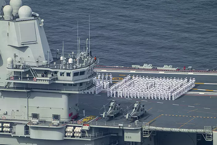 山東艦官兵在甲板列隊。AP圖片