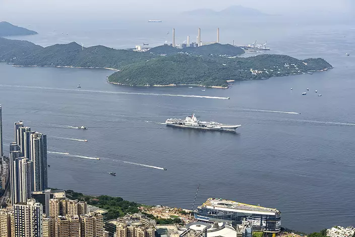 海軍山東艦航空母艦編隊早上抵達香港海域。AP圖片