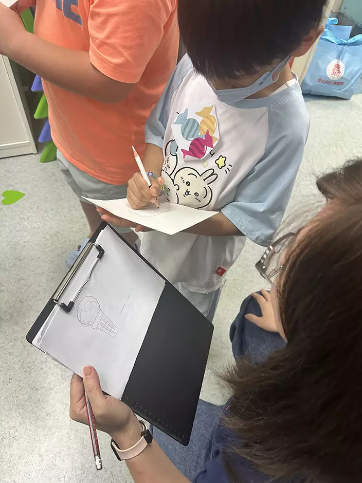 優品360°義工隊與中心內的兒童一起遊戲,大家很快便打成一片,樂也融融。