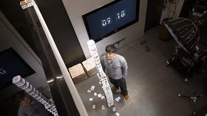 「紙牌建築師」憑驚人專注力堆疊 連創4項新世界紀錄。圖片來源:guinness world records