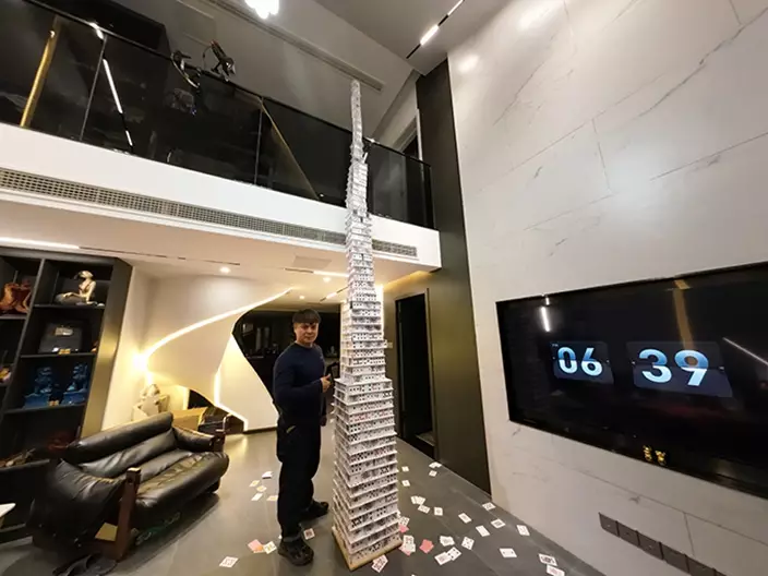 「紙牌建築師」憑驚人專注力堆疊 連創4項新世界紀錄。圖片來源:guinness world records