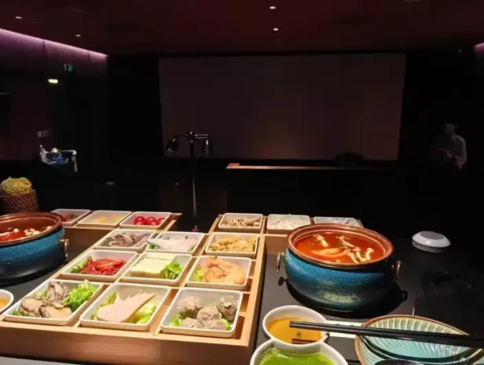 邊打邊爐邊睇戲!內地多家戲院推出火鍋套餐 創新體驗引兩極熱議。圖片來源:網上圖片