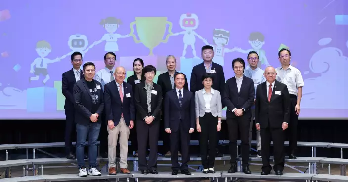 數字政策專員黃志光(前排中)、香港賽馬會慈善事務部主管(青年發展及扶貧項目;人才及業界發展)應鳳秀(前排左三)及眾嘉賓出席「全港小學生運算思維比賽」總決賽。