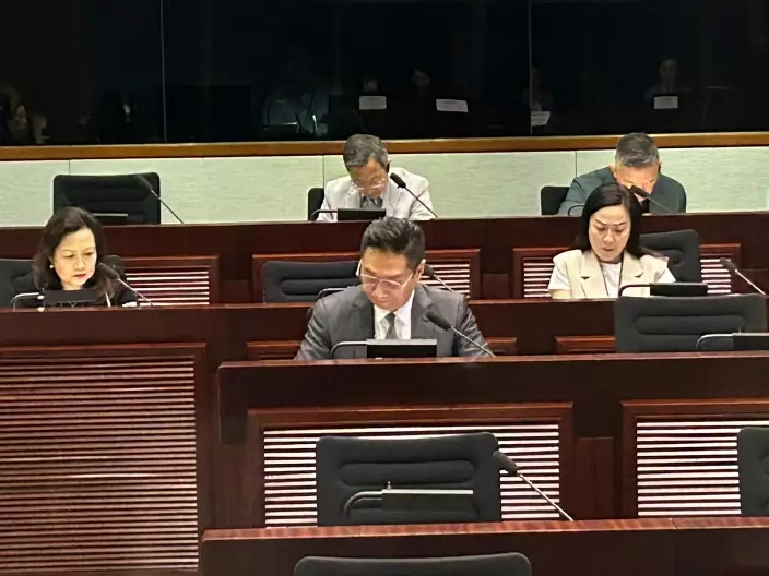 議員邵家輝曾關注,禁指指定添加劑後,日後會否傳統煙也要下架。巴士的報記者攝