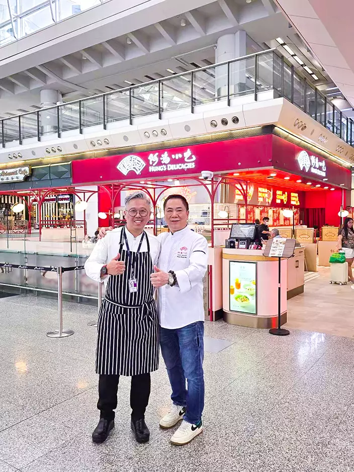 SSP 區域廚務長柳烈輝及阿鴻小吃品牌創辦人黎偉鴻合照