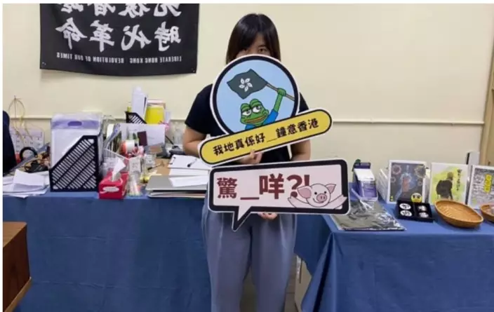 黄底出版社「獵人書店」的負責人黄文萱,她當年的區議員辦事處,被指曾掛出「時代革命」標語。
