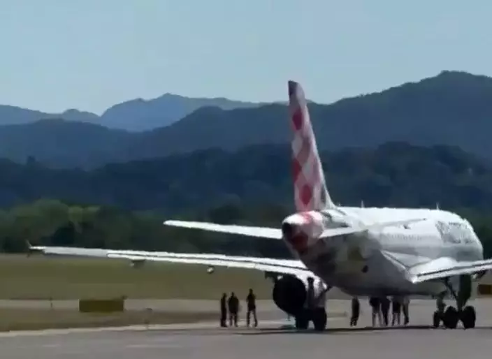 意大利男硬闖機場, 直衝滑行道上客機即時遭引擎吸入死亡。X平台截圖