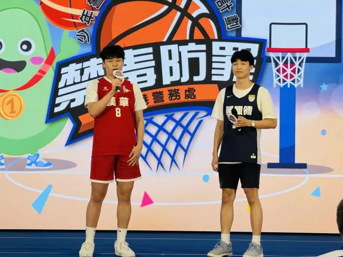 兩位中學生分享去年參與「3x3籃球培訓計劃」的得着。巴士的報記者攝