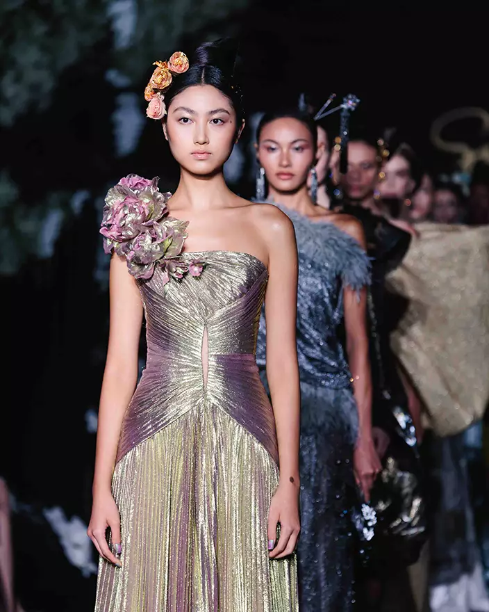 任達華與琦琦任晴佳(左一)更擔任星級模特兒，演繹郭培的最新作品。