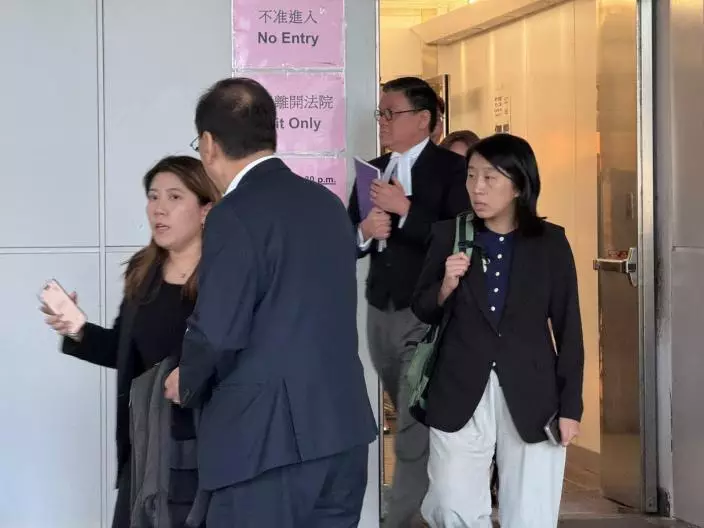 資深大律師陳浩琪（右二），代表答辯方。巴士的報記者攝
