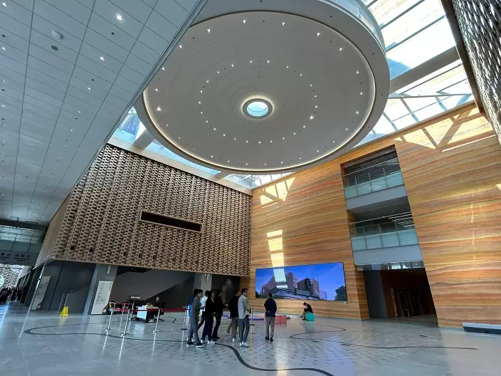 中醫院大堂。巴士的報記者攝