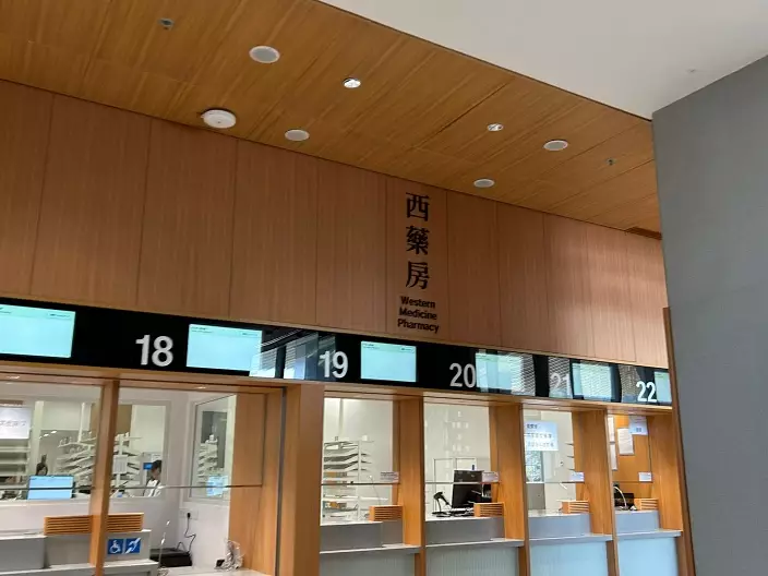 院內亦有西藥房。巴士的報記者攝