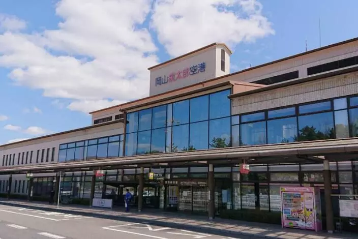 女網友指在日本岡山桃太郎機場遭到「從上到下」全身搜身，網民熱議小機場安檢。圖片來源：岡山桃太郎空港官網