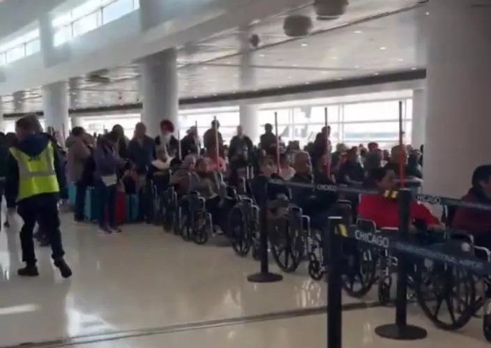 多國機場出現大量乘客申請輪椅優先登機。影片截圖