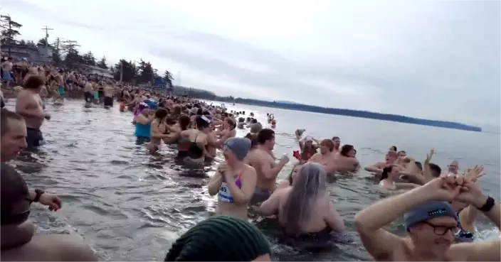 美國華盛頓州Birch Bay元旦極地跳水，近5千人零下低溫同時入水，挑戰刷新全球最大規模紀錄。圖片來源：「Keith Cook and David Harmon」X賬號 @BuyerMax