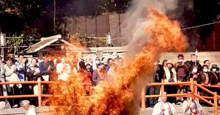 日本兵庫寺廟火祭烈焰意外化成「火炎馬」，迎接丙午馬年的奇景引爆網絡。X截圖