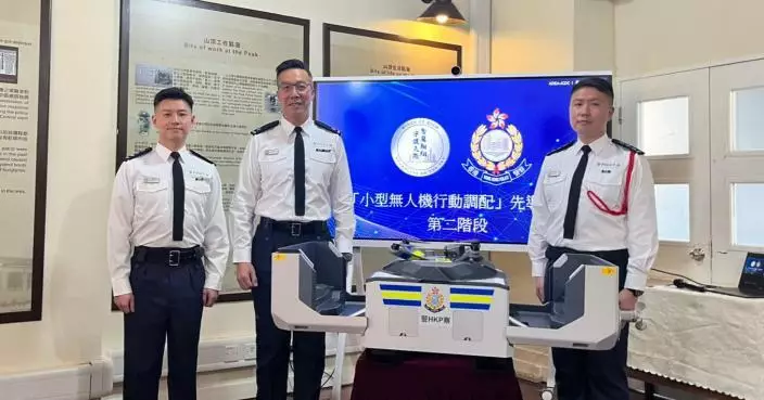 警務處山頂分區指揮官李國耀（左）、警務處行動部大型活動科重點及搜查組警司高仲英（中）、警務處長洲分區指揮官劉鍵衡（右）。巴士的報記者攝