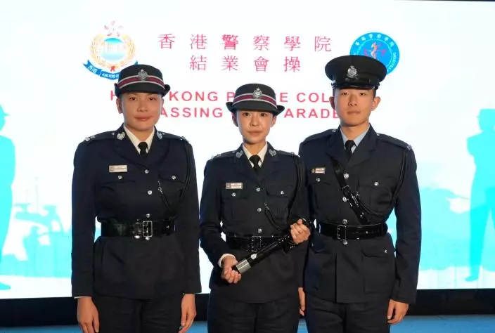 見習督察黃鈺茵(左)曾為港隊泳將，見習督察譚樂怡(中)獲頒榮譽警棍，學警程炫(右)則為首屆「應用教育文憑」學警預備課程最優秀學員。巴士的報記者攝
