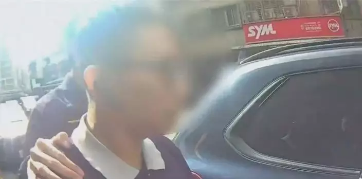 為搶餐廳座位引發斧頭攻擊，中和警分局接報趕抵現場，逮捕薛男並扣押斧頭。圖片來源：中和警分局