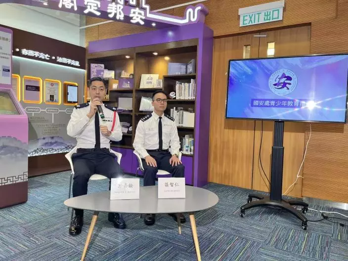 警務處助理處長（國家安全）郭嘉銓(左)，葵青警區警民關係主任區智仁(右)。巴士的報記者攝